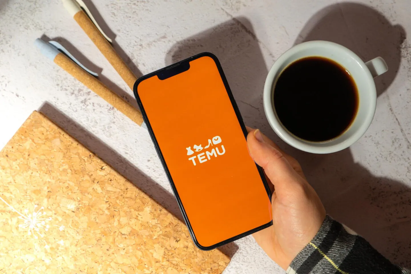 Telefonas su TEMU logotipu