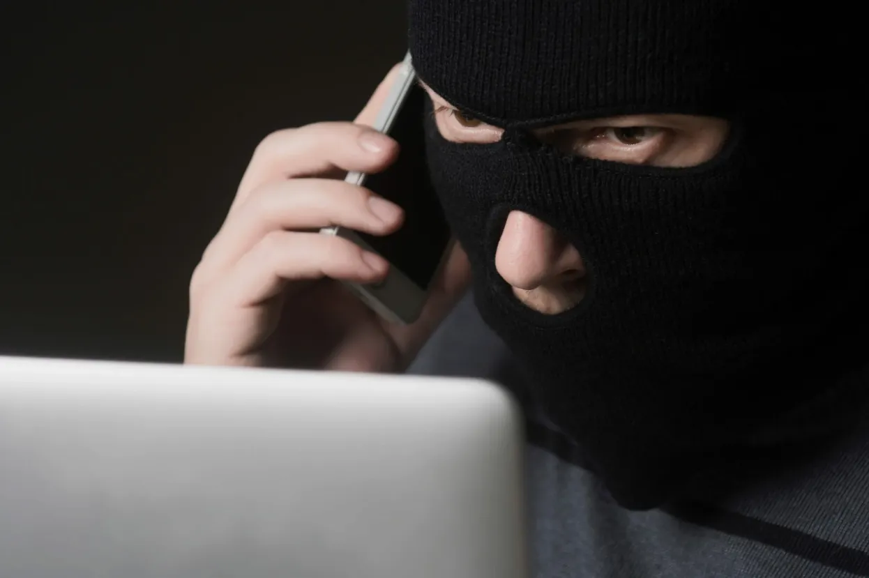 Sukčiai apsimeta bankų darbuotojais